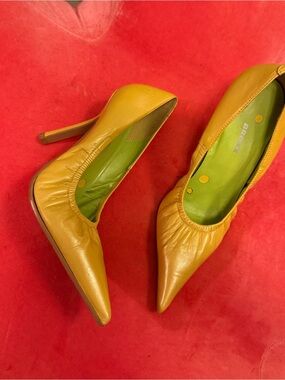 Vintage Bronx Yellow Pointed-Toe Leather Heels